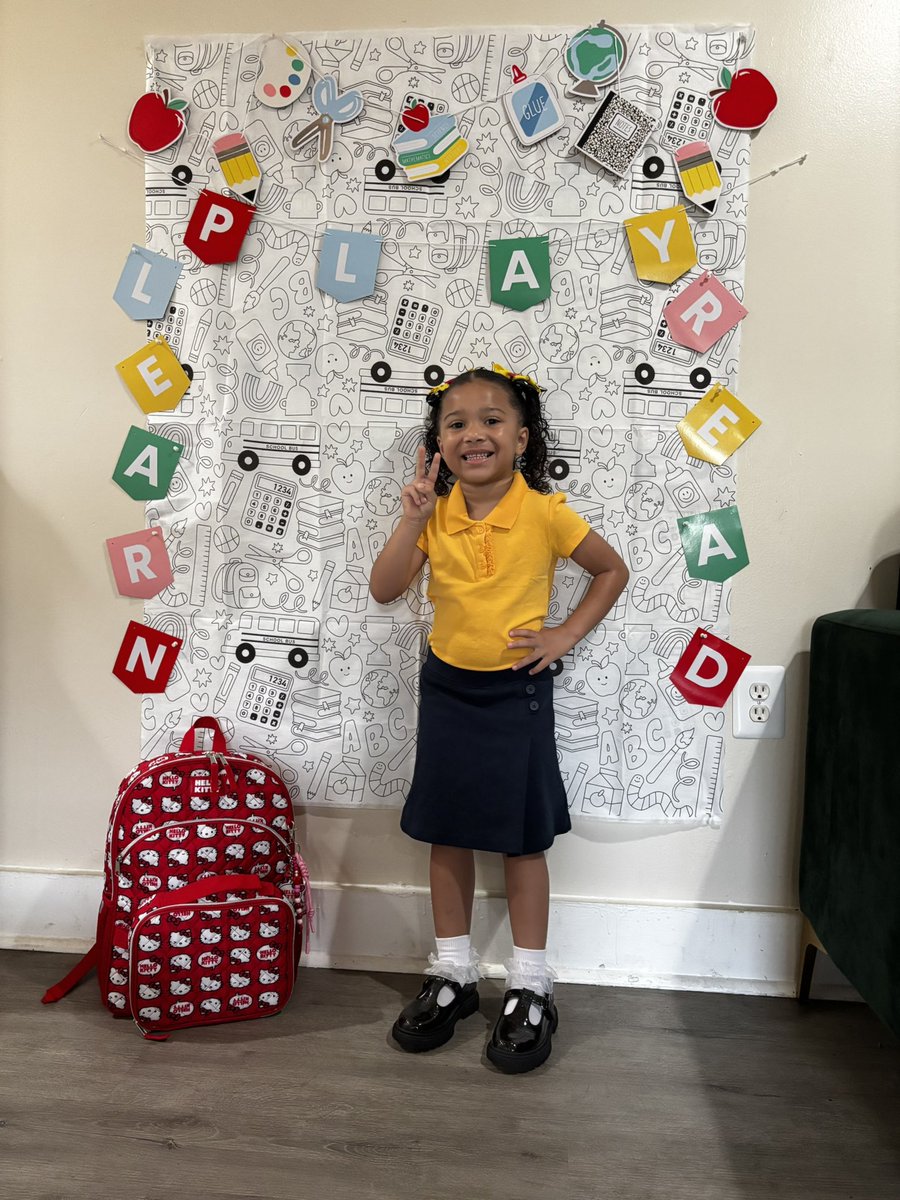 angelaa18x's tweet photo. 🥰📚✏️ https://t.co/n2zxIkNqCj