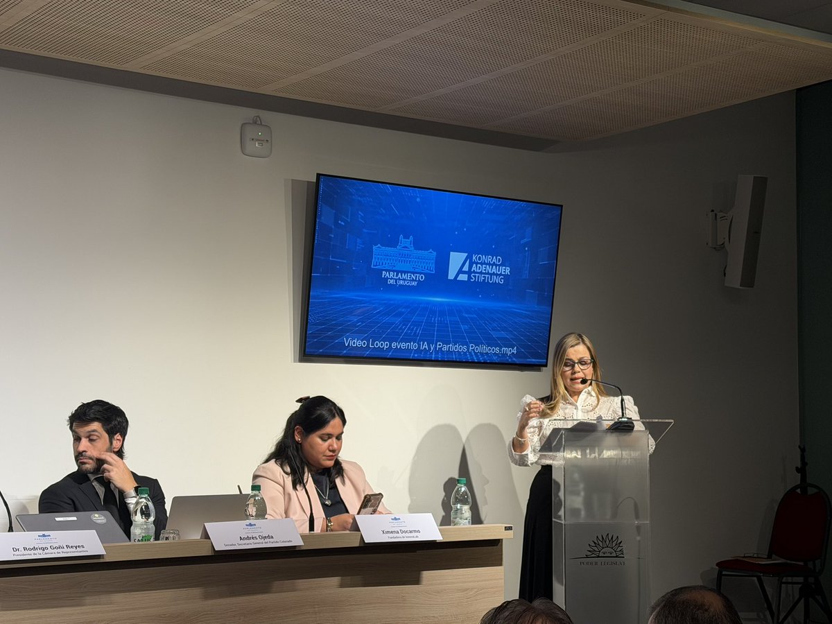 HelicetB's tweet photo. ¿Cómo se adaptan 190 años de tradición política a la velocidad de la IA? Analizando los desafíos de la era digital para nuestras democracias en este espacio clave. La tecnología avanza, pero el centro siempre debe ser el ciudadano. 💻🇺🇾 @Parlamento_UY @KasUruguay https://t.co/EUwpE7CIRG
