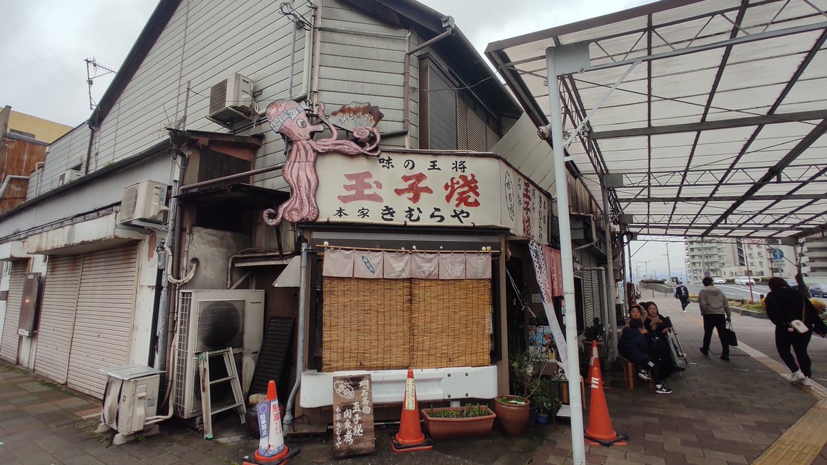 BeyondtheNwsir's tweet photo. Pit stop in Akashi, Hyogo on the way back from Okayama. Walked through the vibrant Uontana fish market, checked out the port, and grabbed authentic Akashi-yaki—fluffy octopus dumplings dipped in warm dashi broth. Pure seaside perfection. 🐙✨

#Akashi #Hyogo #Akashiyaki https://t.co/bwcF8mOLpW