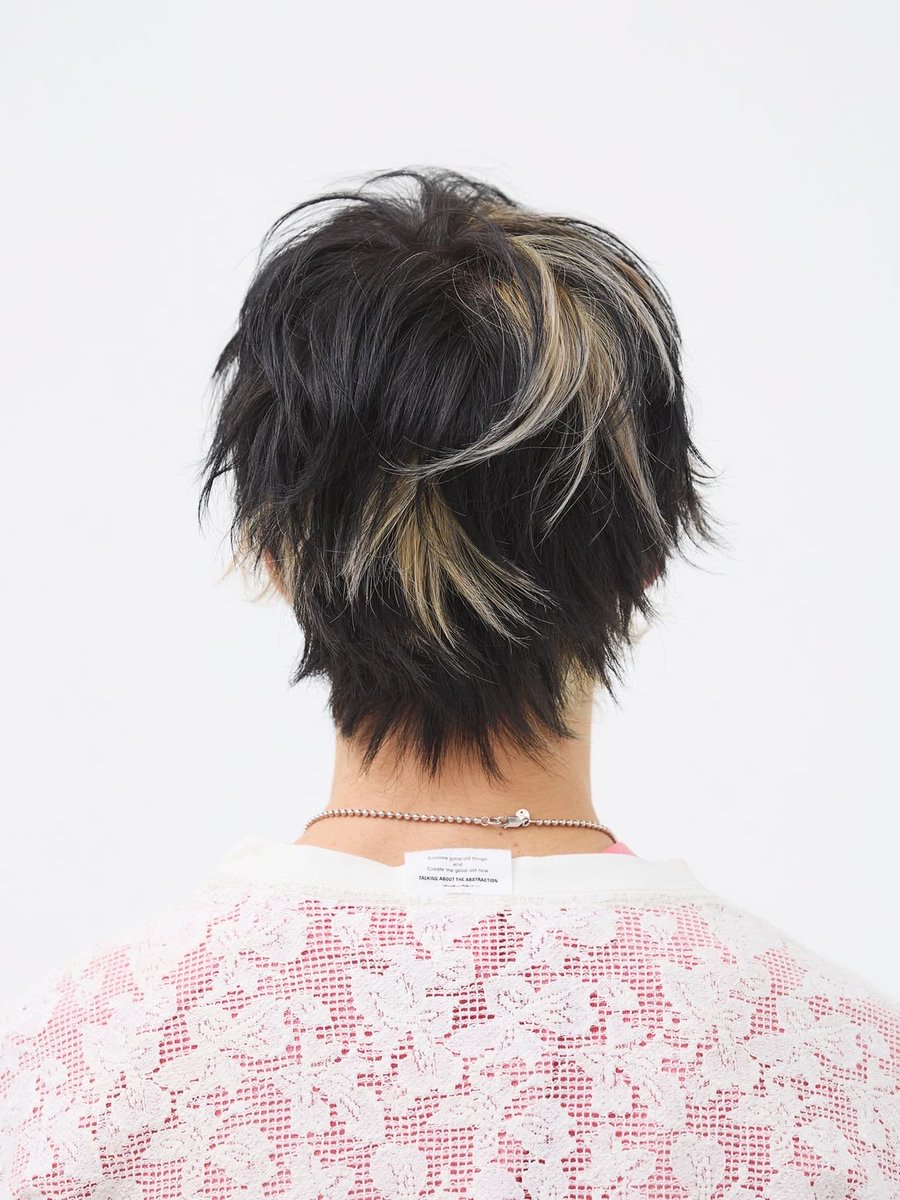 love4yji's tweet photo. jeongin’s new hair is something similar to this but shorter….. it’s going to look incredible with the spiky style omg https://t.co/Eda3ZZfMnY