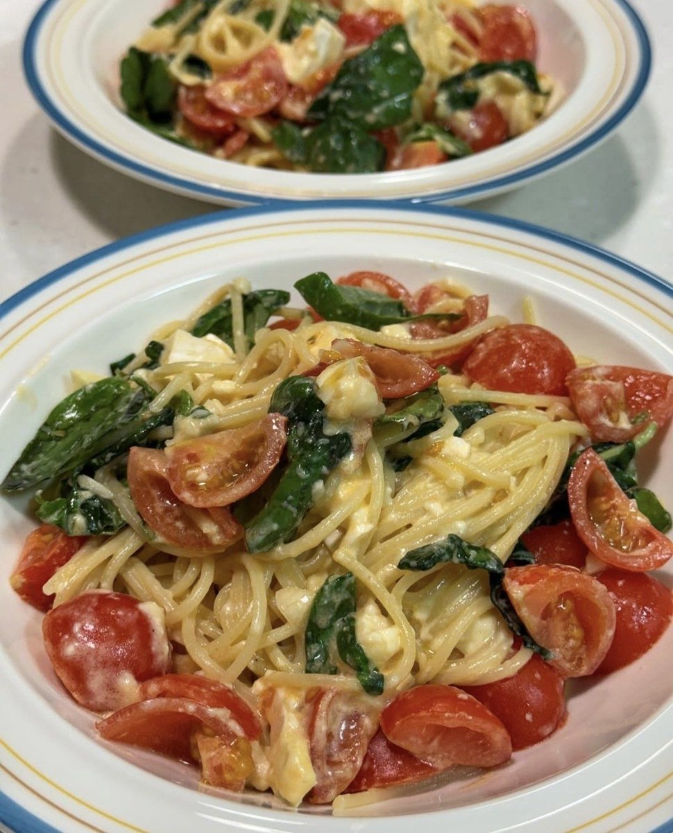 RedSneakyPanda6's tweet photo. Just wrapped a cozy weekday dinner: homemade tomato basil pasta u0026 a side of steamed spinach. Simple, tasty, and perfect for beating the midweek slump! https://t.co/pfOKpxtkHa