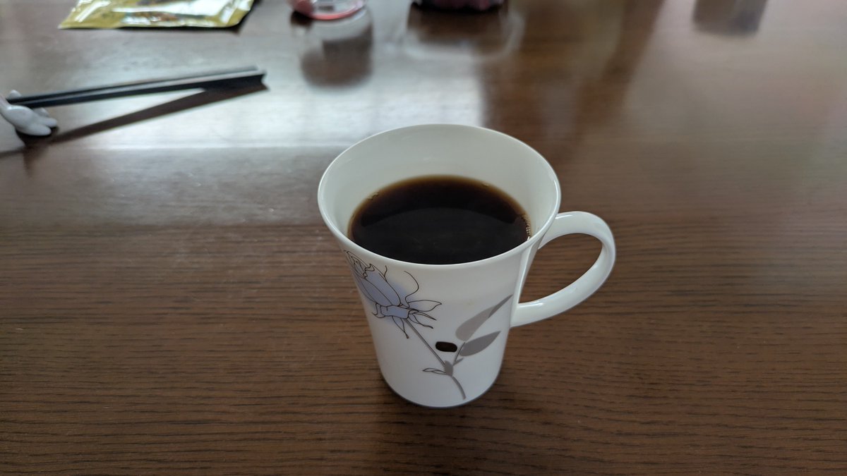 rakujin's tweet photo. インスタにカノンのBGMを添付しアップすると、期せずしてプロジェクターからカノンが流れる朝のひと時。 https://t.co/HvDtuIV8UT