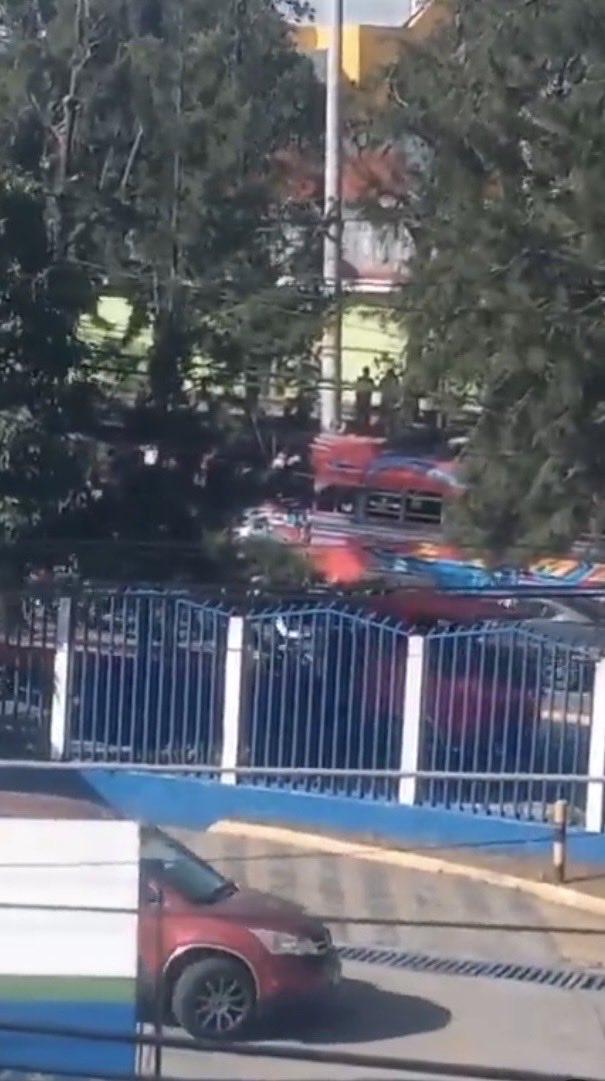 AlarmaTransito's tweet photo. 🚨 Ataque armado en calzada San Juan y 34 avenida, zona 7, deja una persona fallecida dentro de un autobús. Autoridades realizan diligencias y podrían registrarse cierres o congestionamiento. ⚠️ Evita el sector y utiliza rutas alternas. https://t.co/Mpep34pSpM