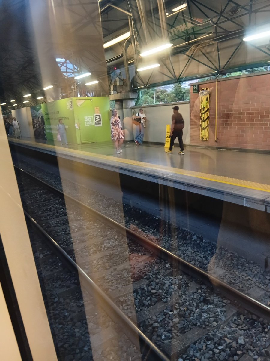 JorgeUribeMe's tweet photo. @metrodemedellin @AlcaldiadeMed en las estaciones del metro son meses que estan estos trabajos los cuales son se les ve un avance. Eso puede causar acidentes pero nadie dice nada. Paso a seguir. @lafm @BluRadioCo https://t.co/xI7Q1AIKr9