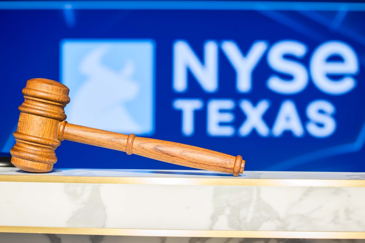 NYSE's tweet photo. Ringing in the grand opening of NYSE Texas Headquarters 🔔 

Governor @GregAbbott_TX, @dallascowboys owner Jerry Jones, NYSE Texas President Bryan Daniel, NYSE President @lynnmartin and many more brought Texas power to close the markets.

Since launching in 2025, the first securities exchange incorporated in Texas has grown to over 120 listed securities, and we’re just getting started. #NYSETexas @GovAbbottPress