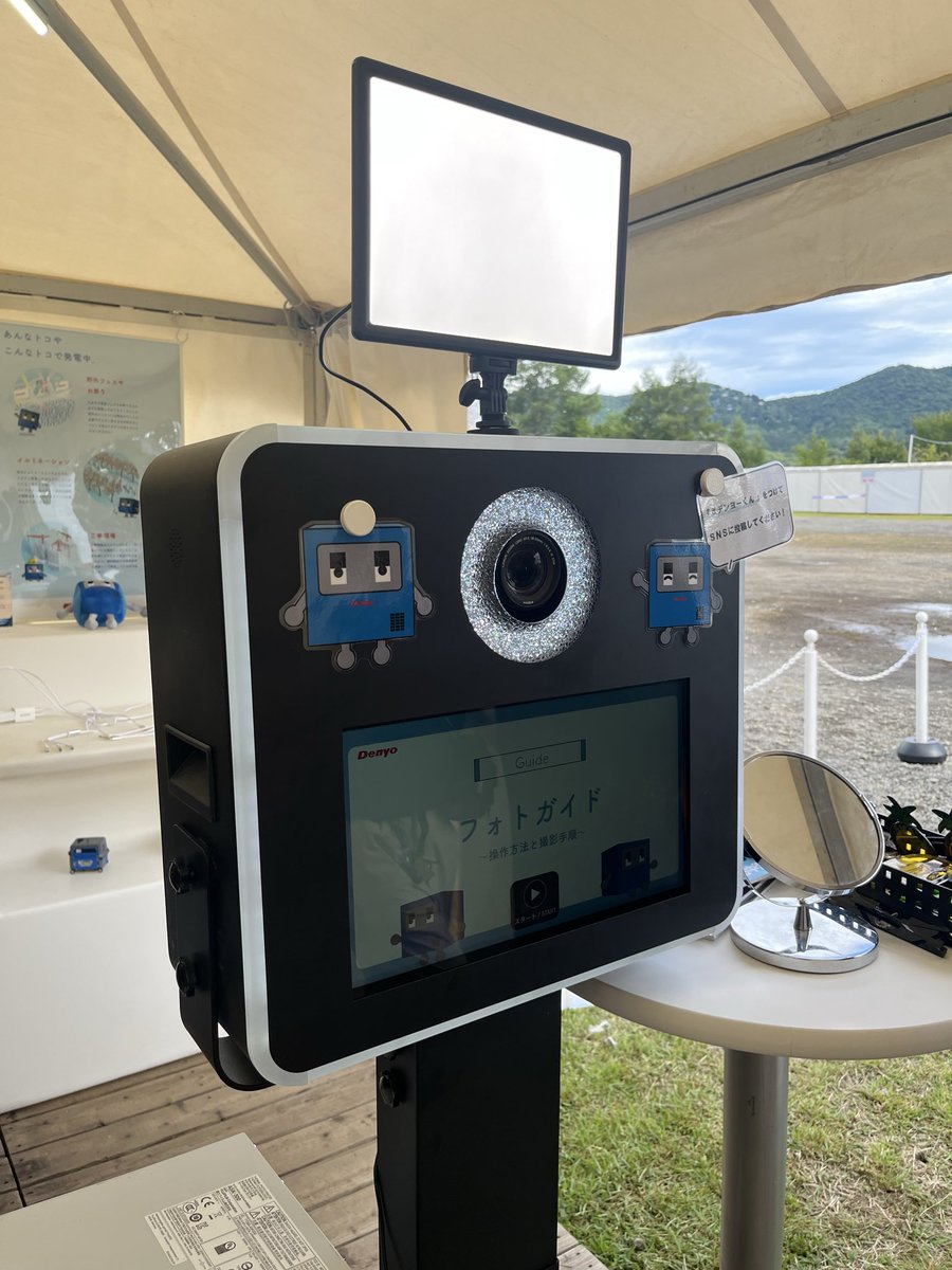denyo_jp's tweet photo. ラブシャ1日目、スタート⚡

「ちょっとスマホ充電したい🔋」
「韓国風フォトを撮りたい📸」
「ガチャガチャがやりたい🎁」

そんなときは、
WORLD FOOD COURTにある
デンヨーブースへ！

ワタクシ、ブースでお待ちしております⚡
ぜひ遊びに来てください！

#ラブシャ #デンヨー #デンヨーくん https://t.co/ljxICavz7U
