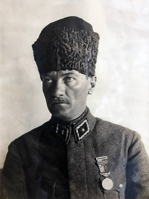 kronikkdokuman's tweet photo. #TarihteBugün 📅
Mustafa Kemal Paşa'dan Validesi Zübeyde Hanım ve Fikriye Hanım'a telgrafı. (28 Ağustos 1922)

"Afyonkarahisar'ı aldık... Siz müsterih olunuz! İnşallah duanız berekâtıyla bütün memleketimizi düşmandan kurtarmak nasip olacaktır." https://t.co/q79xbGVYRm