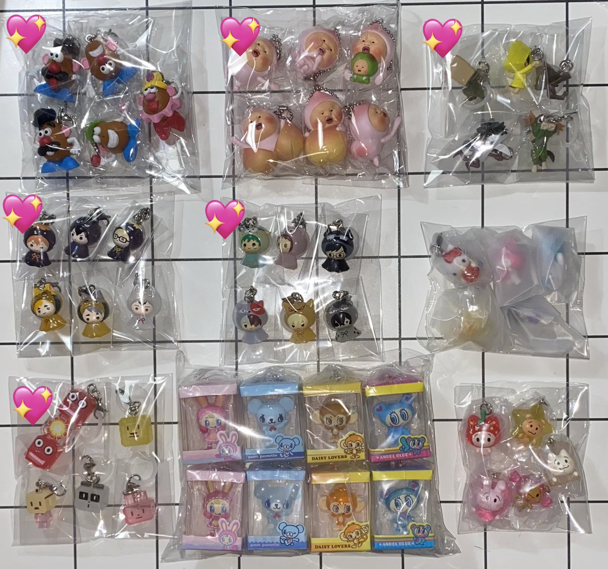 MYUQMON's tweet photo. 【譲渡 交換 買取】めじるしアクセサリー サンリオ マリオ たまごっち ヨッシー ナルミヤ シュガバニ

譲 画像1-3
求 定価＋送料

〇1.2枚目はセットごとのお譲り、バラ❌
〇💖は開封済未使用
〇1セットごとに3枚目から1〜2点お迎えいただけると助かります。

検索からもお気軽にお声掛けください︎🌟 https://t.co/e9FDIN5bVE