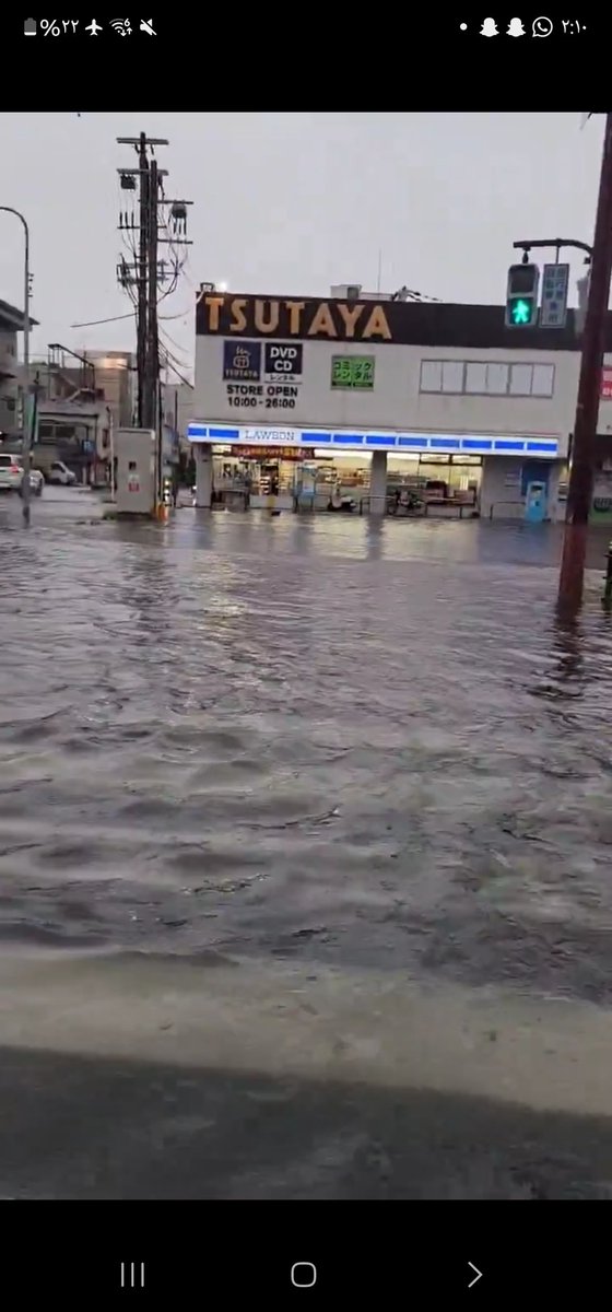 myrh41's tweet photo. #江戸川河川事務所 は、#台風 第10号接近に伴う降雨により8/30(金)午前2時に注意体制に入りました。
動画は午前5時10分頃、首都圏外郭放水路調圧水槽に増水した川の水が流入する様子です。地下て #洪水 の
#地下神殿
東大阪、冠水してます。
動けません。
#東大阪　#冠水　#洪水
#交通麻痺　#交通事故 https://t.co/mWmg63LCMd