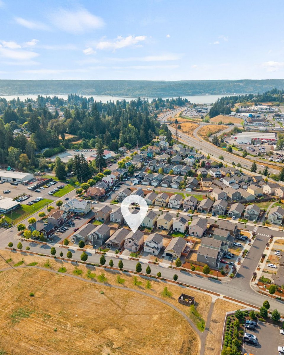 adeptREconnect's tweet photo. Say hello to 4435 Bay Vista Blvd. 💙

Four bedrooms upstairs. Laundry right where it belongs. A giant quartz island downstairs. A fenced yard for the puppers. Periwinkle Park across the street.

Built in 2022 and freshly updated in Bremerton.

https://t.co/6CI9N5jMpF https://t.co/Yt6hzPy0Ls