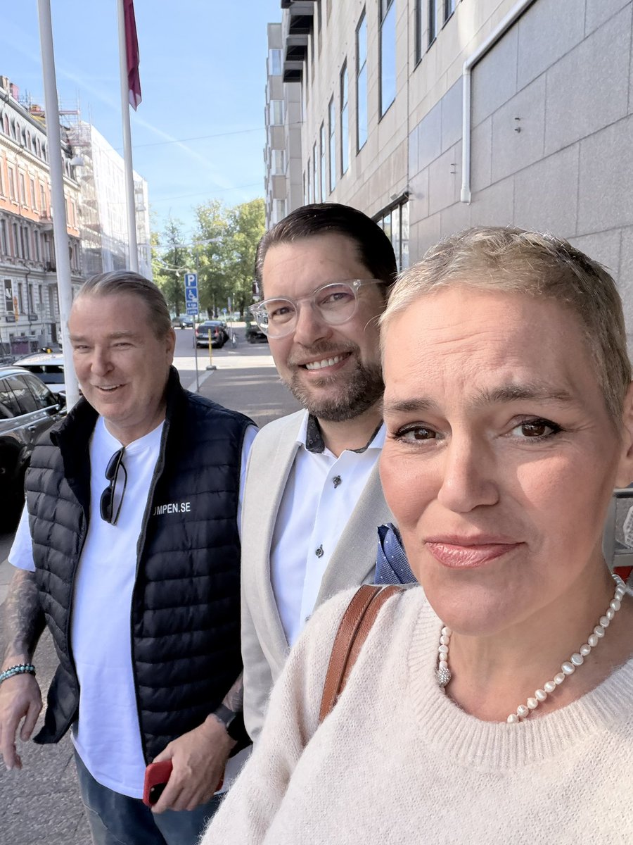 dumpen_se's tweet photo. Började morgonen med ett prestigelöst samtal om barns skydd mot sexuella övergrepp med @jimmieakesson och @PatrikS242. Att vara beredd att ompröva sådant som inte fungerar skapar utrymme för konstruktiva samtal och när de åtgärder som vidtagits visar sig inte vara tillräckliga måste man vara beredd att göra mer.

Att ge upp är inget alternativ - fridlys barnen