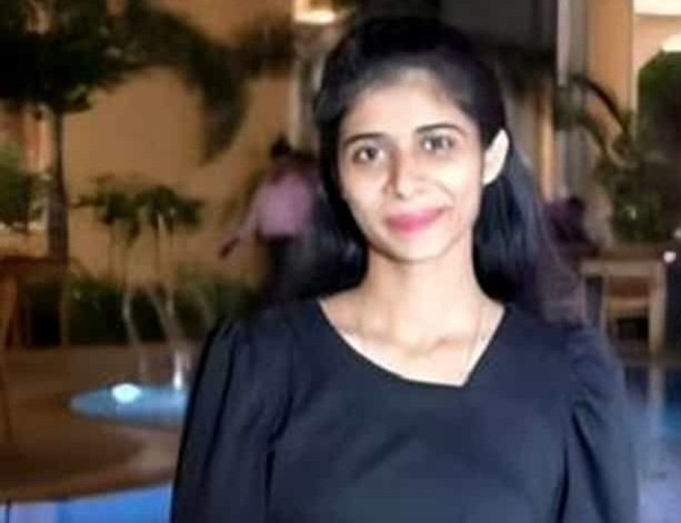 AskAnshul's tweet photo. She is Rutuja, who was preparing for the MPSC Drug Inspector exam in Maharashtra.

Before the exam, the question paper was leaked from inside the MPSC system, as it was shared among 3 MPSC employees, and one of them passed the paper to a coaching-class operator in Nandurbar.

Rutuja's father wanted to get the question paper for her before the exam. He got the paper from coaching-class operator for Rs 5 lakh as an advance payment, with more money promised later after the exam.

Her father then gave the paper to Rutuja.

Rutuja shared the leaked question paper with her boyfriend Gaurav.

Then, the exam took place, and when the results came out, Rutuja cleared the exam and secured 7th rank in the recruitment process.

But after that, the relationship between Rutuja and Gaurav ended. They broke up.

After the breakup, Gaurav decided to take revenge for the breakup, so he sent an email to the MPSC and complained about his ex girlfriend Rutuja, in connection with the paper leak.

Later, he realized that he himself could also get into trouble. After all, he had received the leaked question paper from Rutuja.

So, he tried to take back his complaint. He approached the MPSC again and claimed that he had been confused about the examination process.

But it was too late, as the investigation had already started. In the end, all people involved in the paper leak case were arrested, including Gaurav.

This love story went from sharing feelings to sharing evidence...hmmmm...Some breakups end with blocking each other. This one ended with everyone getting exposed.