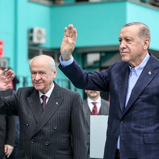 KumandanRte's tweet photo. MİLLET Mİ, ZİLLET Mİ?

Sahi, siz hangi “milletin” ittifakısınız?

💥 Malazgirt kutlamalarında yoksunuz.
💥 İstanbul’un fethinde yoksunuz.
💥 Söğüt Ertuğrul Gazi etkinliklerinde yoksunuz.
💥 Çanakkale Deniz Zaferi anmalarında yoksunuz.
💥 Mehmet Âkif ve İstiklâl Marşı’nın yıl dönümlerinde yoksunuz.
💥 Darbeleri protesto edenlerin yanında yoksunuz.
💥 15 Temmuz’da zaten yoktunuz.
Fatih’i bilmez, Kanuni’yi tanımaz, Yavuz’a söver, Abdülhamid’den nefret eder; ama Atatürk üzerinden güzelce geçinirsiniz.
Onların izinden giden Menderesleri asar, Özal’ları zehirler, Erdoğanları hapsedersiniz.
Ama ne hikmetse T.C.’yi de Türklüğü de maşallah kimseye bırakmazsınız!
Her yıl 23 Aralık’ta, belediyesini soyup soğana çevirdiğiniz Menemen’i yer, Kubilay’ı içersiniz.
Aralıksız heykel açar, bol bol rakı zıkkımlanırsınız.
Milli menfaat ve milli ülküler adına ne yapılsa anında küreselcilerin safında yer alır; “Suriye’de, Mavi Vatan’da, Libya’da, Afganistan’da, Somali’de ne işiniz var?” dersiniz.

Azerbaycan’ın Karabağ’ı geri almasına yardım etmemize, Akdeniz’den petrol, Karadeniz’den doğal gaz çıkarmamıza içten içe kızar, öfke nöbetleri geçirirsiniz.

Tek bir şeyi asla kaçırmazsınız:

Deprem de olsa, sel de olsa, kar ve tipi trafiği felç de etse “TATİL”i asla ıskalamazsınız!

Sonra da birileri size “zillet” deyince “illet” olursunuz...

Olmayın, olmayın.

“Az bile diyorlar” sözünü üzerinize almayın; kendinize gelin, milletin değerleriyle kavga etmeyi bırakın. 🇹🇷