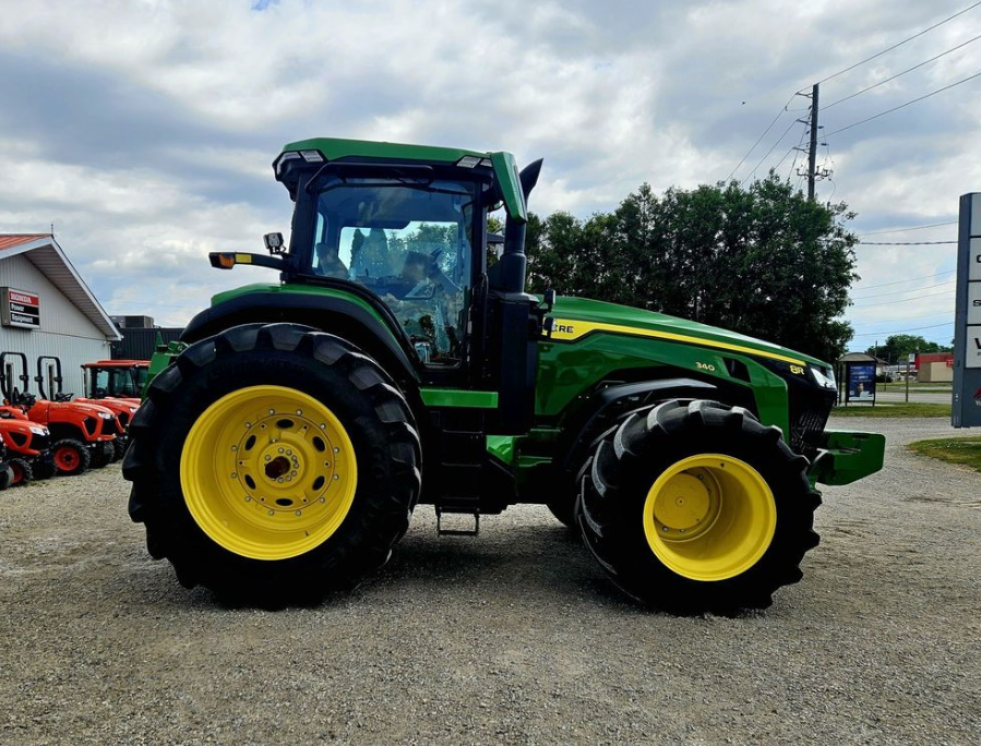 southpointequip's tweet photo. 🚜 2022 John Deere 8R 340 — $484,900!
This loaded, excellent-condition 8R 340 has just 1,180 hours and is built to handle the big jobs. Featuring a 50 KM IVT, ILS, Ultimate Comfort & Convenience package, cab suspension, Ultimate Visibility package, dual pump with 6 remotes, Cat 4 drawbar, trailer brakes and weights.

LSW 1100/45R46 rear tires with 90% tread and LSW 1100/35R32 fronts with 80% tread.
Diesel | FWA | Cab
📍 Chatham
Come check it out at Southpoint Equipment!