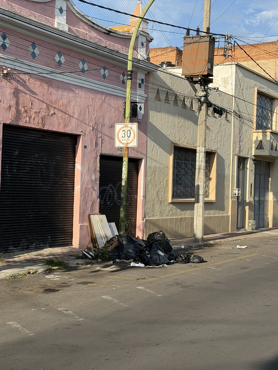 CFMFIGUEROA's tweet photo. @ServiciosGDL @GuadalajaraGob Reporte de acumulación de basura en la calle San Felipe entre av federalismo y calle Puebla.  En el
Centro de Guadalajara. Pasa el camión recolector y no se lleva la basura.A
Dónde puedo hacer el reporte?. Este problema es constante . Ayuda por favor https://t.co/IfXkoVp9o8