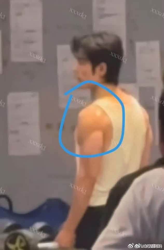 lanlolie's tweet photo. @nash17ho I found this photo posted by an anti fan of his in my country. He is known for having narrow shoulders and often wearing shoulder pads. Now I understand why his fans are jealous of Jin, they’re probably envious of his shoulders 🤣🤣🤣🤣 https://t.co/ddetus1nNG