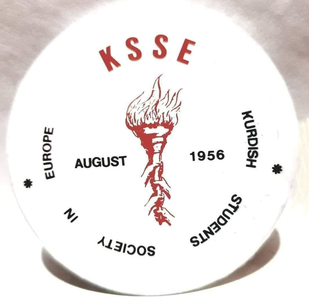 RAlakom's tweet photo. "Komeleya Xwendekarên Kurd li Ewrûpayê" berî 70 salan li Almanyayê (1956, Wiesbaden) saz dibe. Di 50 saliya wê de min nivîsek weşand (21-11 -2006, malpera Nefel): "Kurd ketin defteran–Pêncî saliya sazbûna KSSEyê". Li jêr nîşandeka wê û meşeke xwendekarên kurd li Polonyayê (1970). https://t.co/XlTD6f6UUH