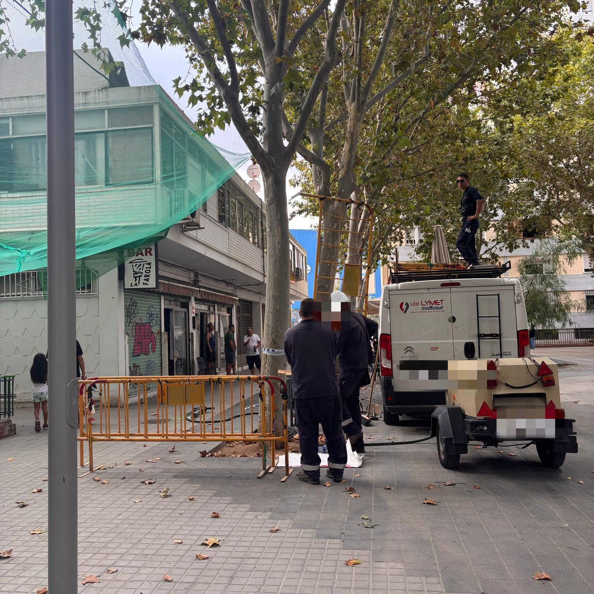esquerraLH's tweet photo. Com ja és massa habitual, un altre important tall de llum, aquest cop a #Bellvitge
Un gran part del barri sense llum des de primera hora de la tarda. Sense informació, sense respostes

I l'alcalde, encara de vacances.
Cal lideratge i exigir a les companyies solucions d'una vegada https://t.co/7AG61b6zeO