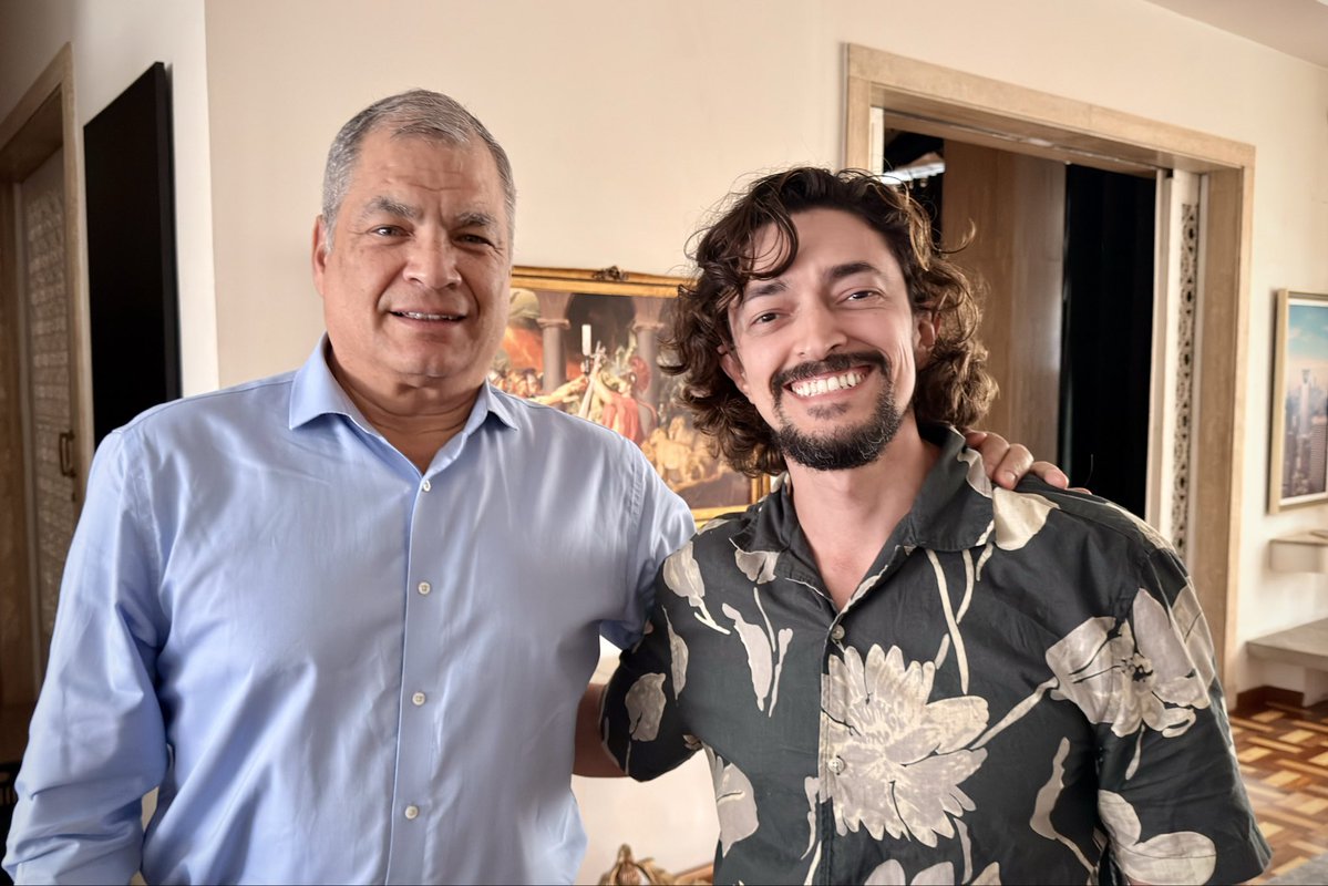 HugoFaz's tweet photo. It’s not every day you get the chance to talk about CC0 networked art to presidente @MashiRafael!

We were blessed with his passage by @Casa_NUA today! Behind us, “God Save the Key” 6529 meme by @cyber_yuyu. https://t.co/DQTcD7riM2