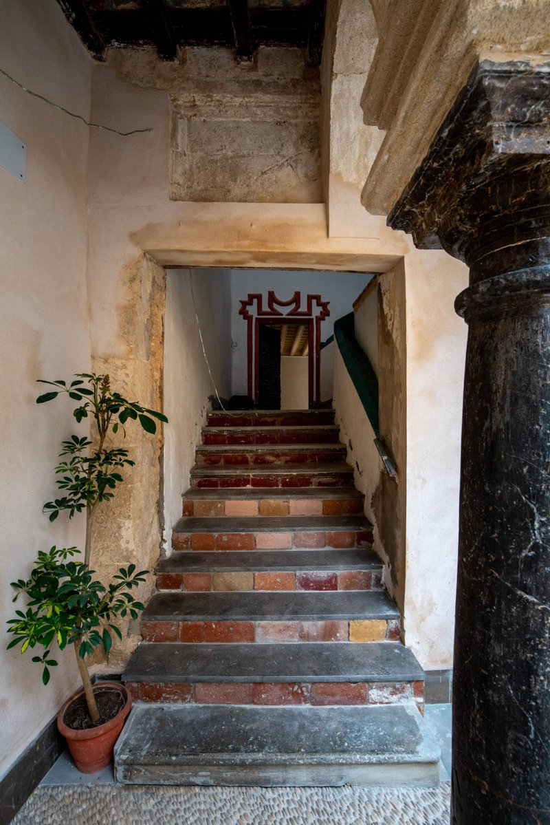 gomezdetejada's tweet photo. Una maravilla la Casa Palacio del Reloj, en el Puerto de Santa María (Cádiz). Una antigua "Casa de Cargadores a Indias" restaurada y rehabilitada como edificio cultural y  de apartamentos turísticos por el arquitecto @honorio_aguilar. https://t.co/JKkuH5tVwb
