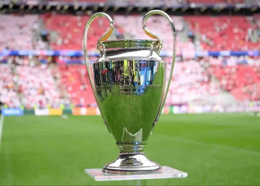PolyokeyMoney's tweet photo. The biggest UCL myth this season: top‑seed status equals safety ⚠️
Many fans still judge this draw with old group‑stage logic, which is misleading.
The classic group format is gone. The 36‑team league phase uses one shared table. Each club plays 8 matches, four home and four away. No group buffer, no easy fixtures for big sides.
📊 Format breakdown
Top 8 go straight to Round of 16.
9‑24 compete in two‑legged playoffs.
25‑36 are eliminated from all European competitions, no safety net.
Top‑seed status offers no guarantee. Consecutive dropped points can end a giant’s European run.
🧭 PSG: High‑risk title defence
The holders face Man City and Barcelona. To chase a three‑peat, they need vital points against elite opponents. Poor returns could drag PSG into risky playoffs, a genuine structural risk.
⚔️ Arsenal: Severe Champions League stress test
Real Madrid, Bayern Munich and Borussia Dortmund are on their fixture list. To secure direct R16 qualification, results against top sides are mandatory. Missteps send them into high‑stakes playoffs, Arteta’s hardest‑ever UCL assignment.
🏆 Real Madrid: Favourable draw, zero complacency allowed
Arsenal and Inter represent major threats, while most other opponents are more manageable. They are well placed for a top‑eight push. Even so, one home dropped point can reshape their standing.
Man City and Barcelona sit in a brutal cluster, facing each other plus PSG. Their big‑game points output decides direct qualification or playoff participation.
Underdogs can surge up the table via upsets. For big clubs, losses against lower‑ranked teams can sink their whole European campaign. The era of comfortable group‑stage progression for elites is over.
My take: at least one heavyweight will exit in the league phase.
Not a cheap hot‑take, but a logical consequence of the format.
Which heavyweight is most at risk? Drop your opinion in replies.
#UCL