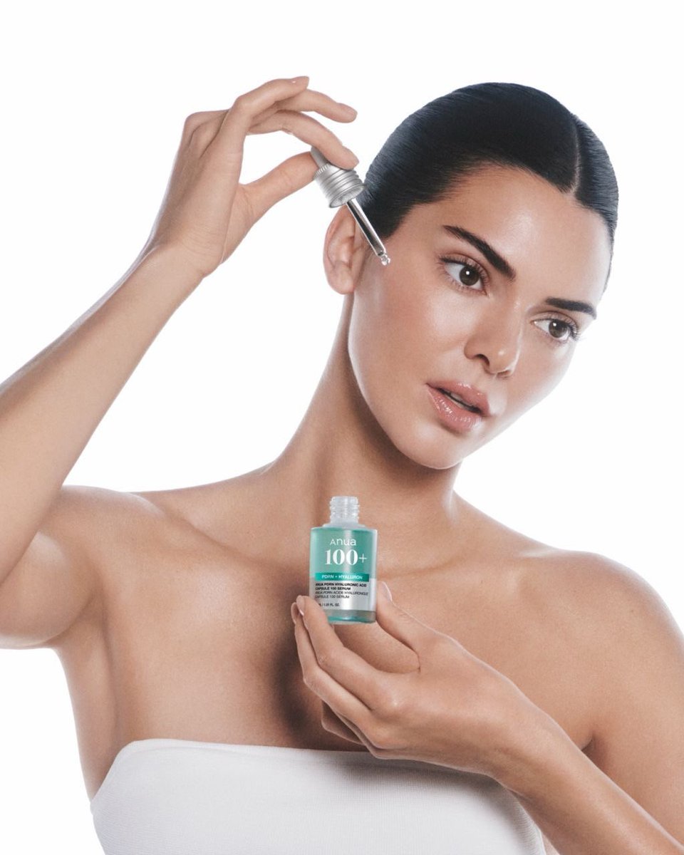 _kendallupdates's tweet photo. Kendall Jenner in una nuova foto per Anua 🩵 https://t.co/R86Y3p3pZd