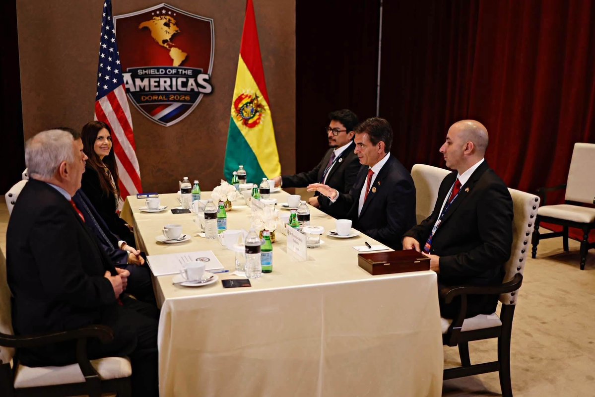mis2centavos's tweet photo. Fernando Cerimedo junto a @Rodrigo_PazP con @SecRubio en el "Shield of the Americas". 

Pero ahora nadie lo conoce. https://t.co/UK1FqmurAV