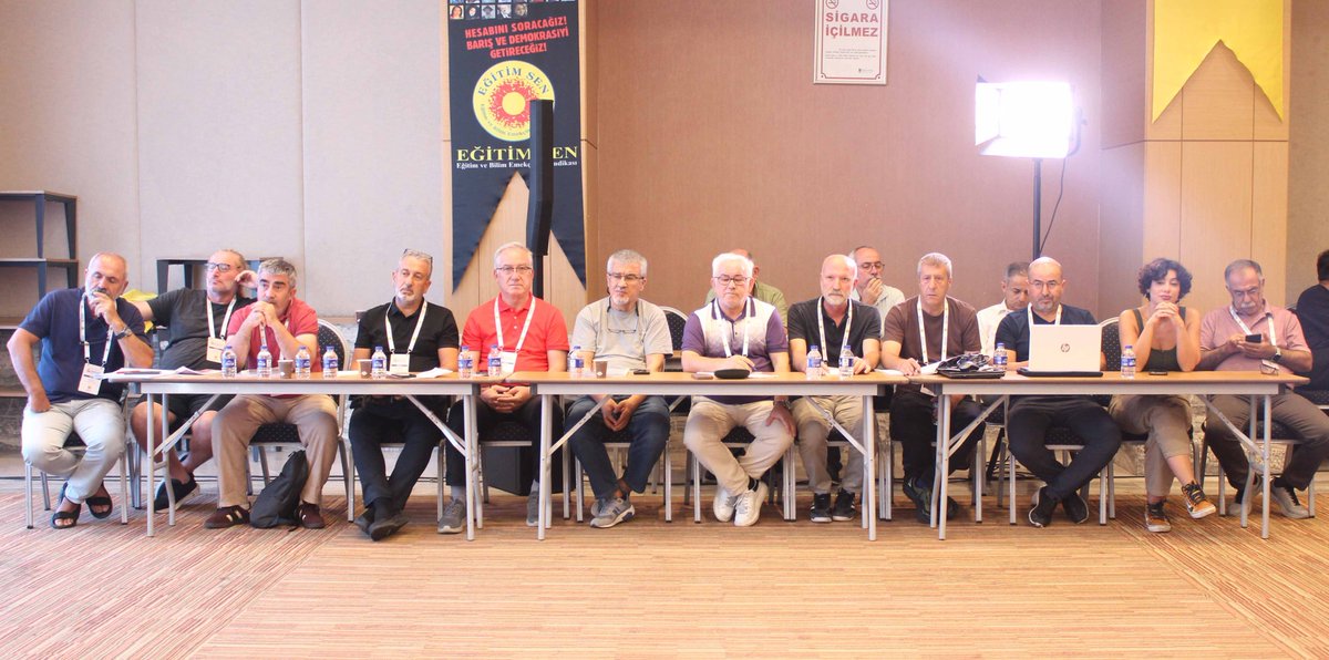 egitimsen's tweet photo. Eğitim Sen 6. Demokratik Eğitim Kurultayı'nın üçüncü gününde, “Kapitalist Toplumlar İçin Eğitimin Genel Bir Değerlendirilmesi”, “Eğitim Sisteminde Yaşanan Sorunlar” ve “Eğitimde Dinselleştirme Politikaları Karşısında Laik Eğitim Mücadelesi” raporları sunuldu. Çalışmalar, raporlara ilişkin önergelerin sunulması, görüşülmesi, bağımsız bildirilerin sunularak raporun oylanmasıyla tamamlandı.