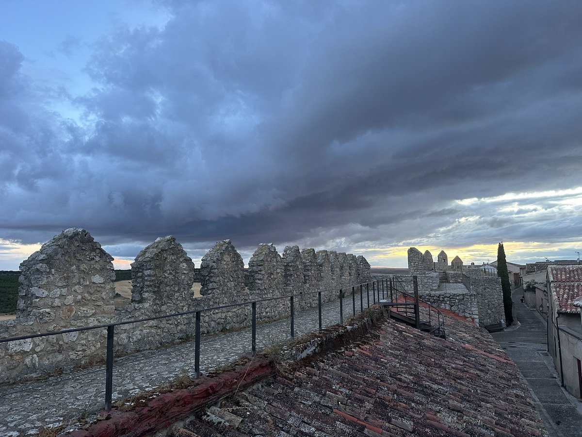ayto_uruena's tweet photo. Nubes.
#urueña https://t.co/brfq5kYtz5