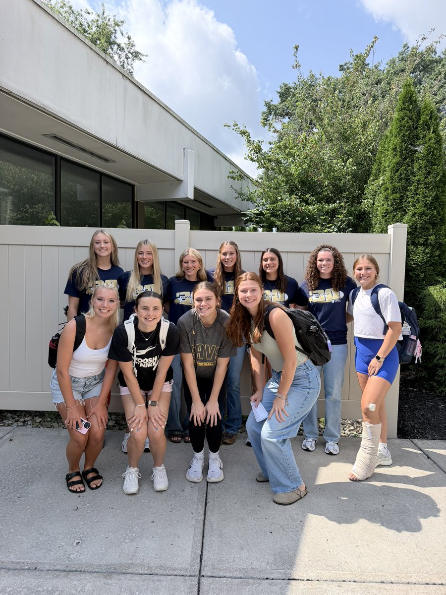 Thiel_WBB's tweet photo. Today our first years were officially introduced to the campus community at the Honors Convocation. 💙🏫🚸📚 #HEART #2030 https://t.co/izwrGGIvvF