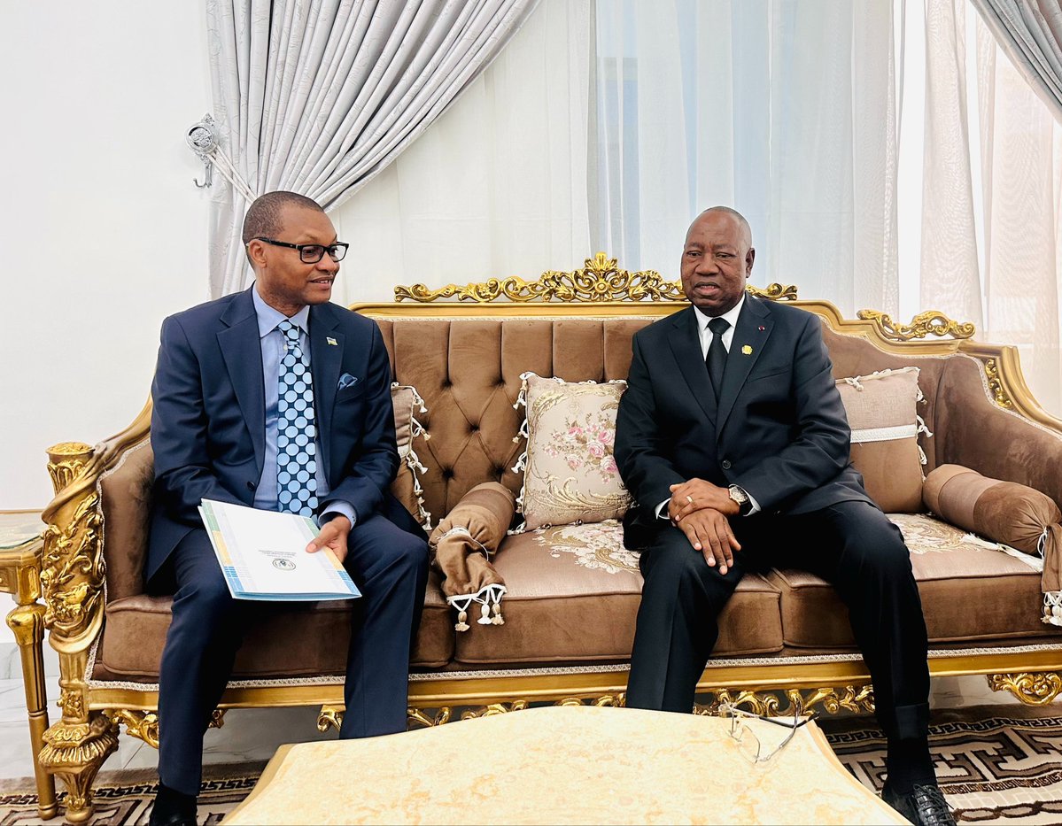RwandaInCongo's tweet photo. Cet après-midi, l’Amb. @parfaitbus a effectué une visite de courtoisie à S.E.M. Jean Olessongo Ondaye, Ministre de l’Intérieur et de la Décentralisation de la République du Congo.

Les échanges ont porté sur le renforcement des relations bilatérales, notamment en matière de décentralisation et de coopération entre les collectivités locales des deux pays, ainsi que sur d’autres sujets d’intérêt commun.
