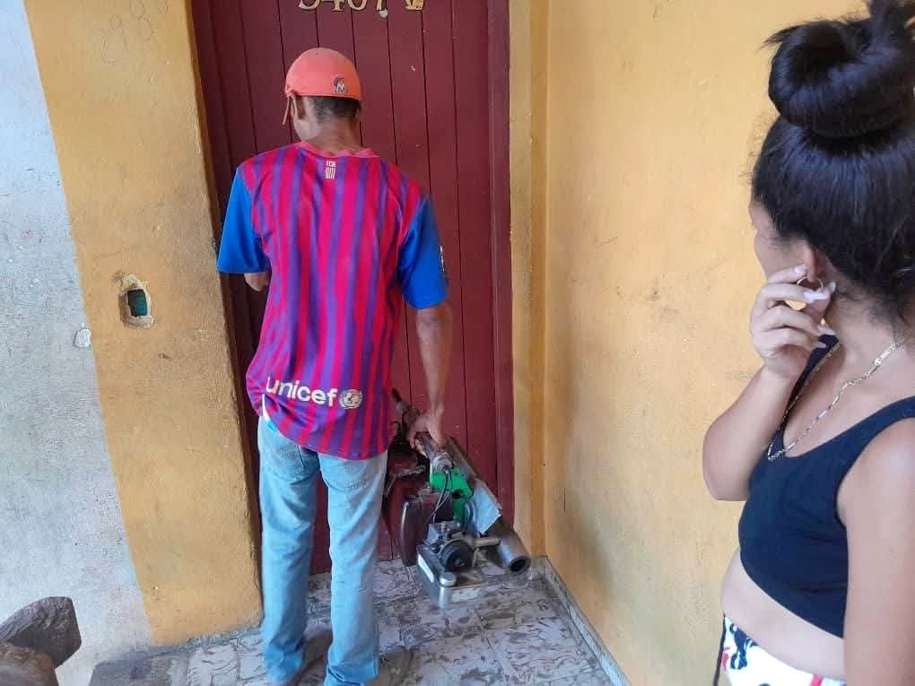 SaludGuantanamo's tweet photo. ⚕️#SaludGtmo/ Prosiguen en #Guantánamo las labores de #salud, de promoción y prevención de enfermedades, dentro de la campaña #antivectorial y de enfrentamiento a las arbovirosis. Hoy las acciones llegaron a vecindades de riesgo epidemiológico en el área Caribe.
#CubaPorLaVida https://t.co/qfjFFabAN8
