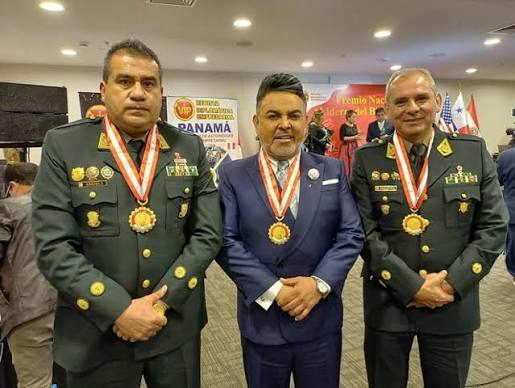 NinaSunqu's tweet photo. 🚨LA PORTÁTIL DE ÓSCAR ARRIOLA

Nadie la vio, pero ahí estaba. En medio de los dirigentes de Transportes Rau Rau, que defendían la permanencia del general PNP Óscar Arriola, se encontraba Graciela Loya Aquije.

La amiga de Chibolín es propietaria de Villa Cosentino, el lugar favorito de algunos generales, donde se realizan megafiestas en pleno estado de emergencia. Cuando fui jefa de la Unidad de Investigación de Panamericana TV, el gran Luis Vargas hizo el ampay de varios generales festejando con una orquesta en el local de Graciela Loya. Por aquellos días, los crímenes habían aumentado en un 6 %. Víctor Zanabria y Arriola bailaban.

Graciela Loya es amiga de Andrés Hurtado, conocido como Chibolín, y de personajes como Enma Benavides.

Esos amigos. Esa portátil. Todo acorde al personaje.

#karlademiercoles #chibolin 

Historia completa: https://t.co/P8cI2vq9SN