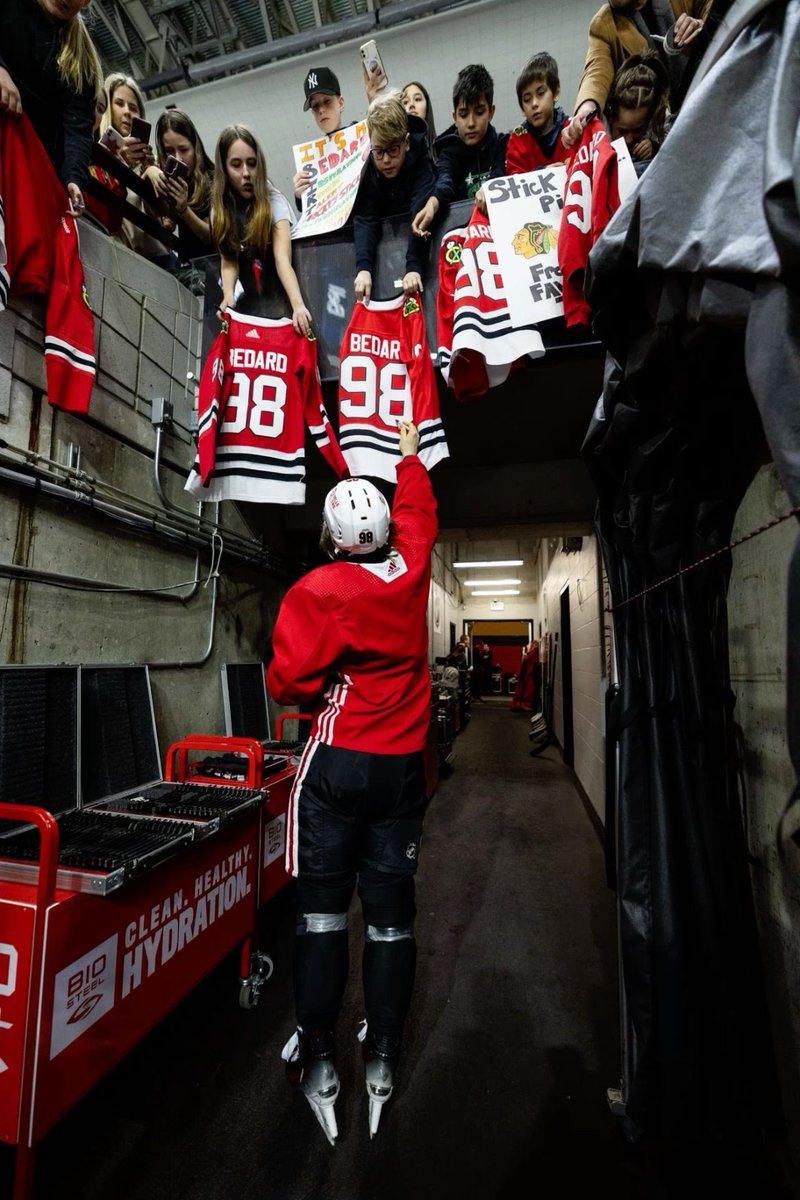 bedsysos's tweet photo. chicago loves you captain https://t.co/gPg3IqlAPH