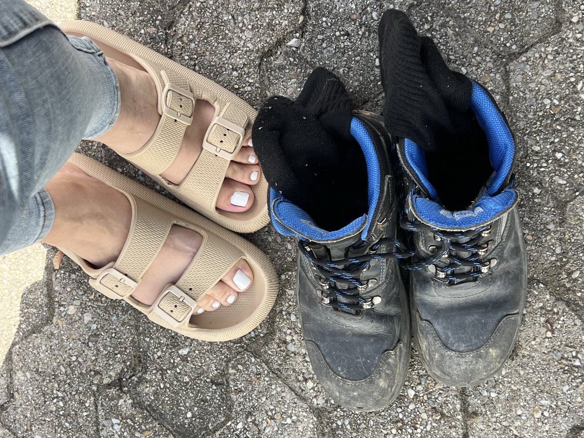 itssarahvln's tweet photo. Work boots off. Sandals on. 👷♀️➡️🤍
A long day of being in charge… time to enjoy the other side of my personality. 😉
#bosswoman #workinggirl #constructiongirl #feet #footcontent #feetlover #findom #gentlefindom #GoddessEnergy https://t.co/yQbvtzFdlT