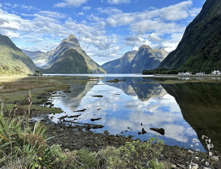 _ariaaaaaw's tweet photo. A mirror into another dimension ⛰️
#MilfordSound #PureNewZealand https://t.co/zD1Wj0T6yb