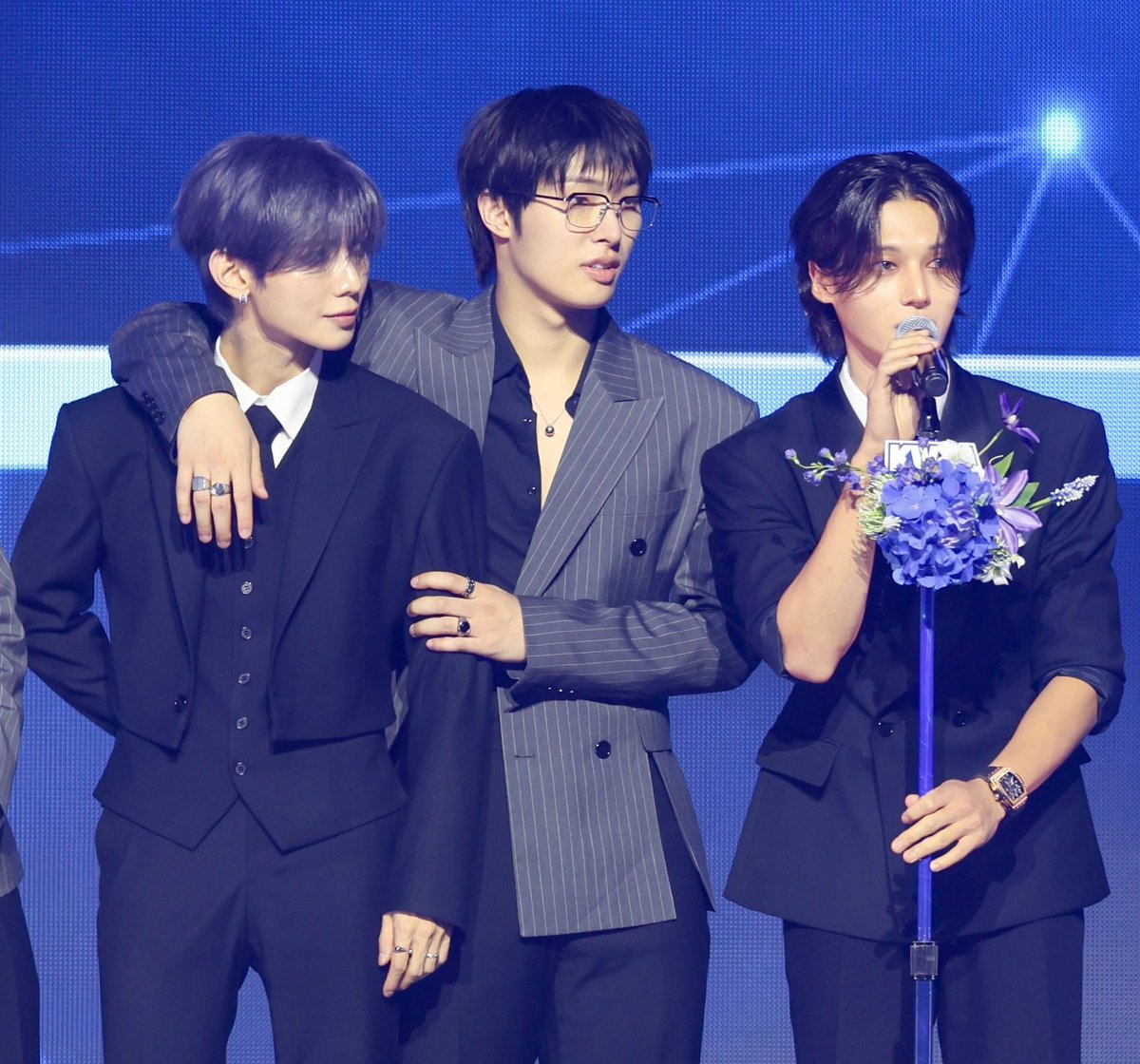 hobigyu18's tweet photo. not to be delusional but it just rly doesn’t look like he’s just simply watching wy give the speech https://t.co/0Nm1ly40Fu