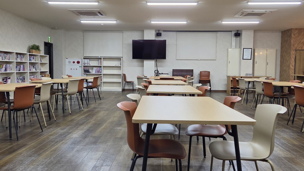 eikou_info's tweet photo. 栄光がある広島/福山で原稿合宿しませんか？

1日目はホテルで原稿、2日目は栄光で原稿。
そして普段は見ることが出来ない栄光の工場見学ができる大変貴重な機会です！🥳
詳細は引用元のポストをご確認ください！

写真は栄光の会議室。ここで皆さんに原稿をしてもらいます。 https://t.co/eYdLFkmWQk