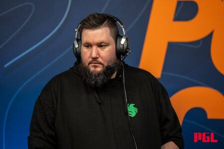 itzsagka's tweet photo. For all the new CS coaches out there:

If you’re teaching someone brand new, don’t throw 50 concepts at them at once. Crosshair placement. Movement. Peeking. Trading. A few basic smokes.

Teach them WHY they’re doing something, then let them play and make mistakes.

You’re coaching a new player, not preparing them for the Major 😭