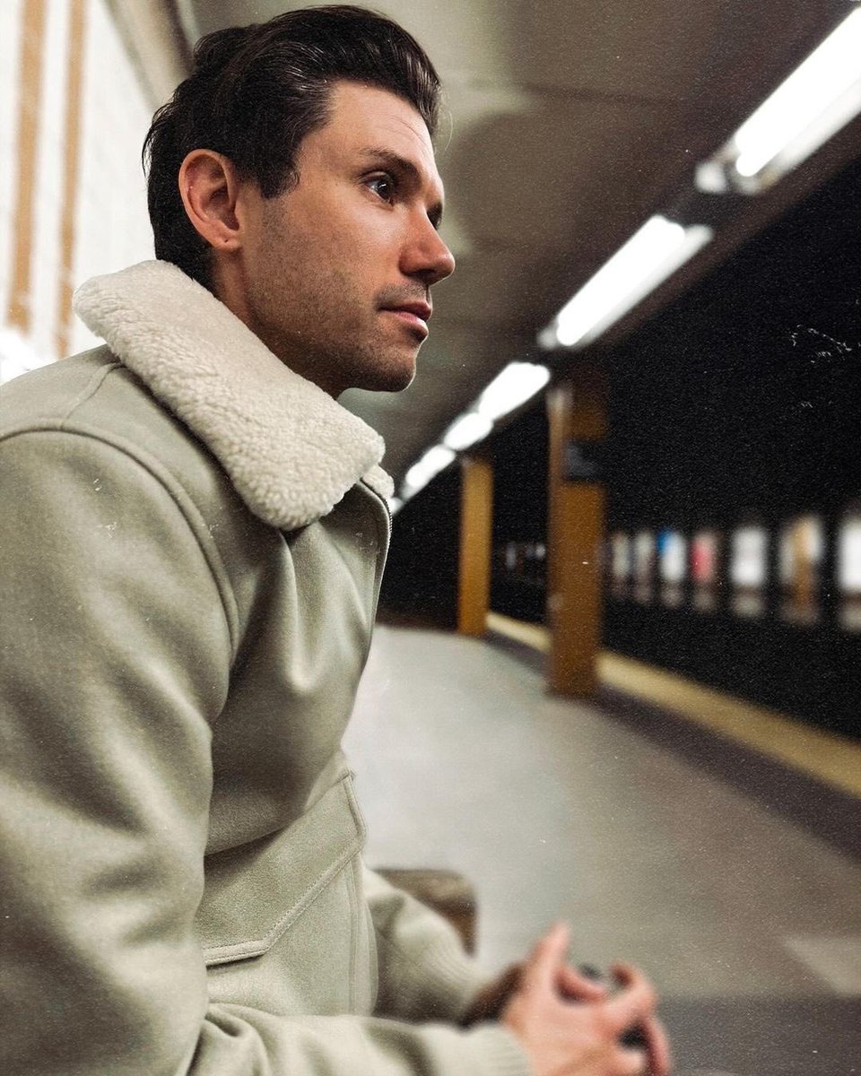 DiscussingPanic's tweet photo. Ryan Ross reveals he tried hooking up with men through Grindr because 'gay dudes have it so easy’ and ‘women are the worst’. 

Allegedly, he did not get a single match. https://t.co/eQyKMBSCms