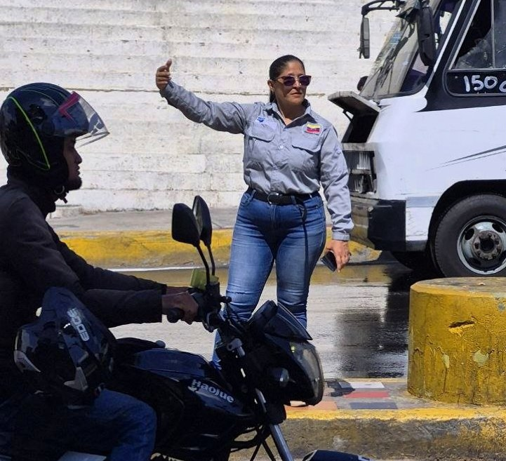 InttContigo's tweet photo. Funcionarios del INTT mantienen el despliegue de concienciación vial en las calles para orientar a los conductores sobre el respeto a los semáforos. https://t.co/sYSqwteeJm