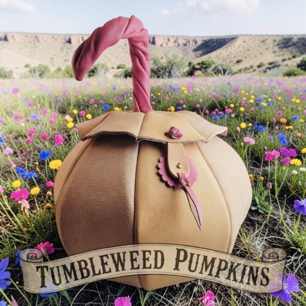tumbleweeddecor's tweet photo. ✨Mable✨

Have you met Mable Pumpkin? She is a charming creation crafted from soft vegetable-tanned leather, featuring a combination of flesh-out and rough-out leather. Mable has a pink stem, a closure tab with a rosette detail, and a lined lid.

This delicate beauty is named after Mabel DeLong Strickland, known as the "Lovely Lady of Rodeo" in the early 1900s. Newspaper articles from that time highlighted her delicate features and attractive hair, often noting that she resembled a "Follies beauty" more than a champion cowgirl. Despite this, she was well-regarded for her exceptional skills in riding and roping.