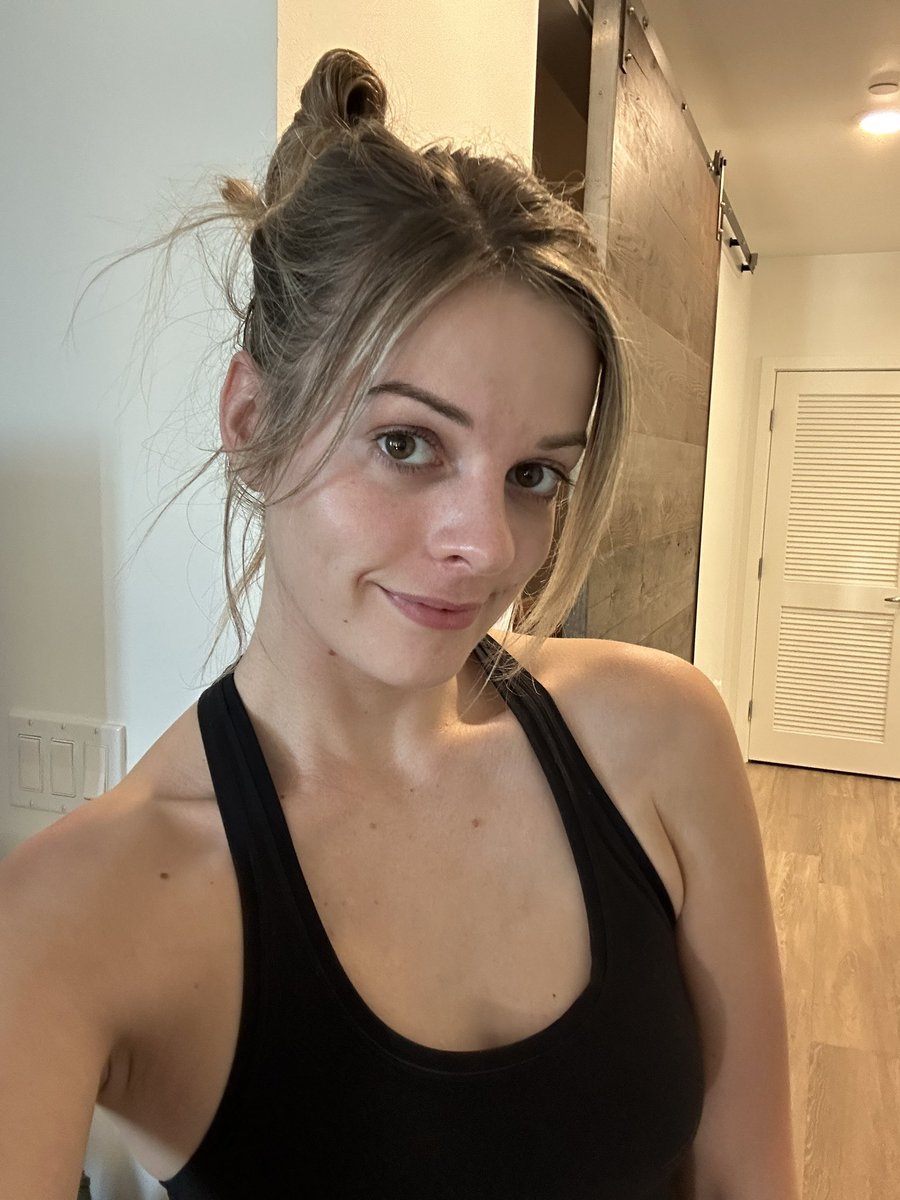 svveetiepiebri's tweet photo. Kinda nervous, this is me with no makeup🙈
Repost ❤️ https://t.co/JW7RWNcgNg