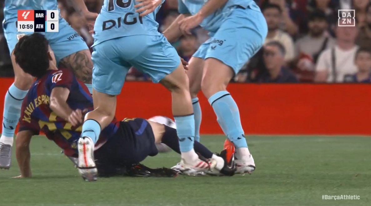 ArchivoVAR's tweet photo. ⁉️💥 ¿Da para roja directa la acción de Xavi Espart sobre Laporte?

✅ 𝗡𝗢.

👉🏻 El lateral toca el balón y, tras ello, impacta con la zona superior de los tacos en su rival.

▪️ Al no existir un impacto de lleno ni haber suficiente intensidad, sería solo de amarilla. https://t.co/p4vHlrXi3O