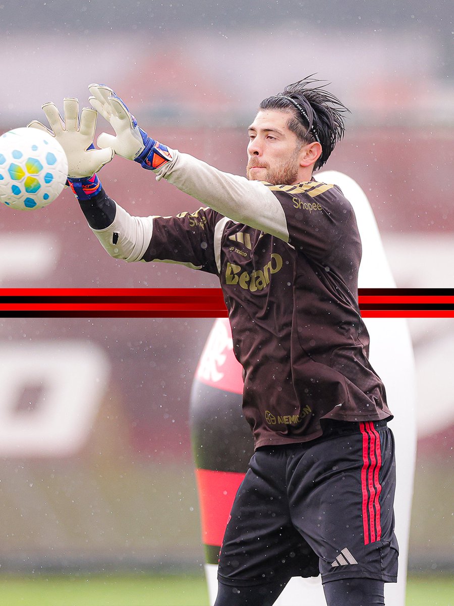 Flamengo's tweet photo. Com chuva no RJ e aquele corredor tradicional no aniversariante, o Mengão concluiu mais um #treino de preparação para o clássico de domingo! 🔴⚫️ https://t.co/3hJL1kaYYz