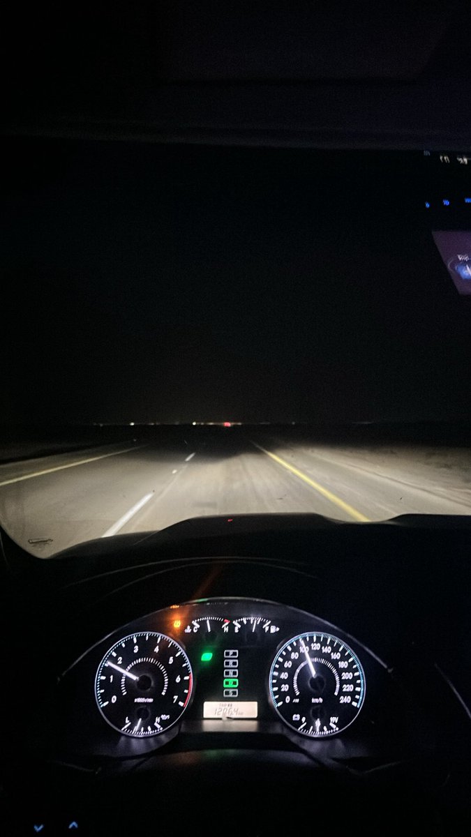 i6_vn's tweet photo. أنا ونور القمر والشوق سمّاري
يسري بنا الليل والهاجوس رابعنا https://t.co/wPZXRbgUbW