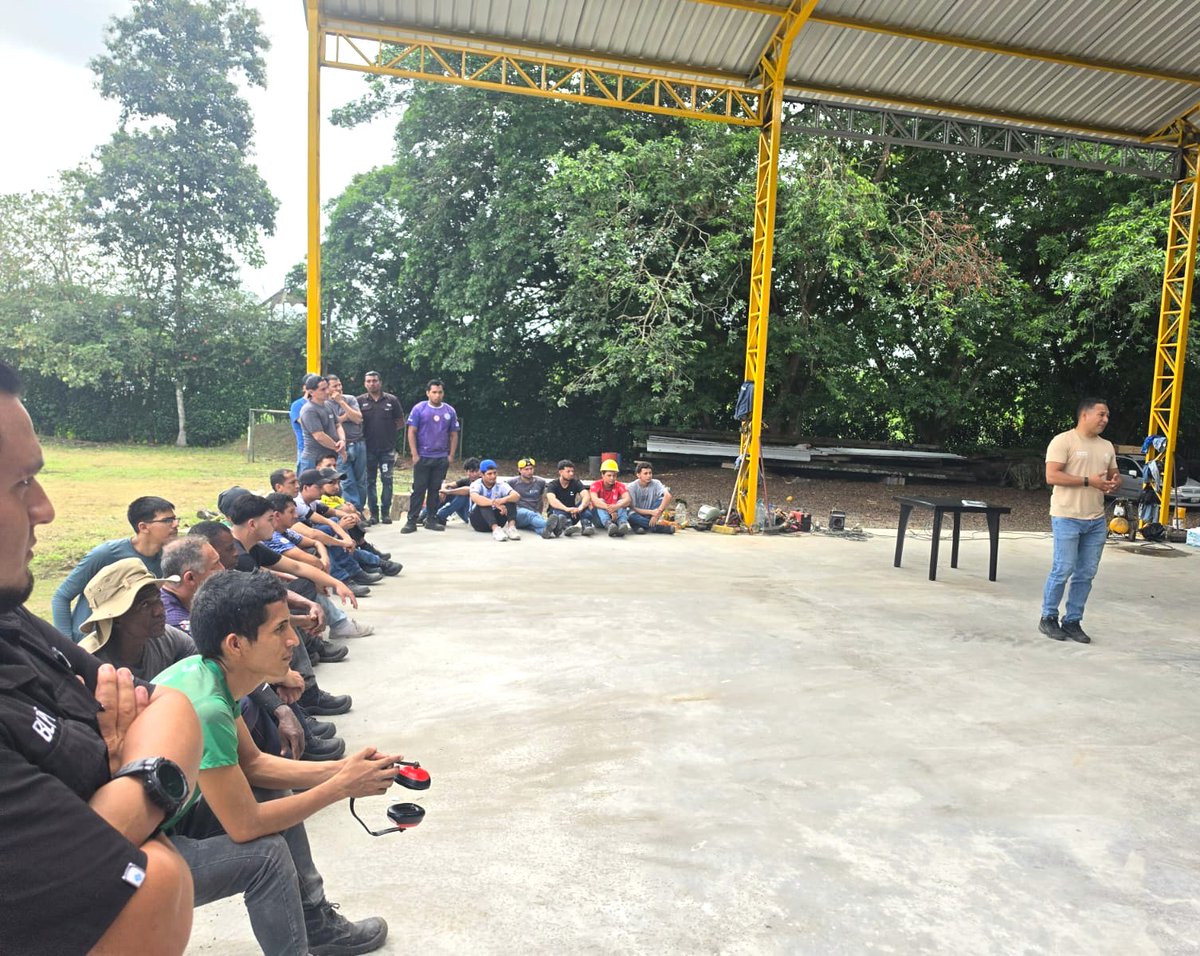 IESSStodomingo's tweet photo. 👥  ¡Más de 300 asegurados capacitados este año!

La Unidad Provincial de Riesgos del Trabajo capacitó a trabajadores de Balplant, en el km 39 de la vía Quevedo, sobre los servicios del Seguro General de Riesgos.

#IESSteCuida https://t.co/vTHCVRsKBU