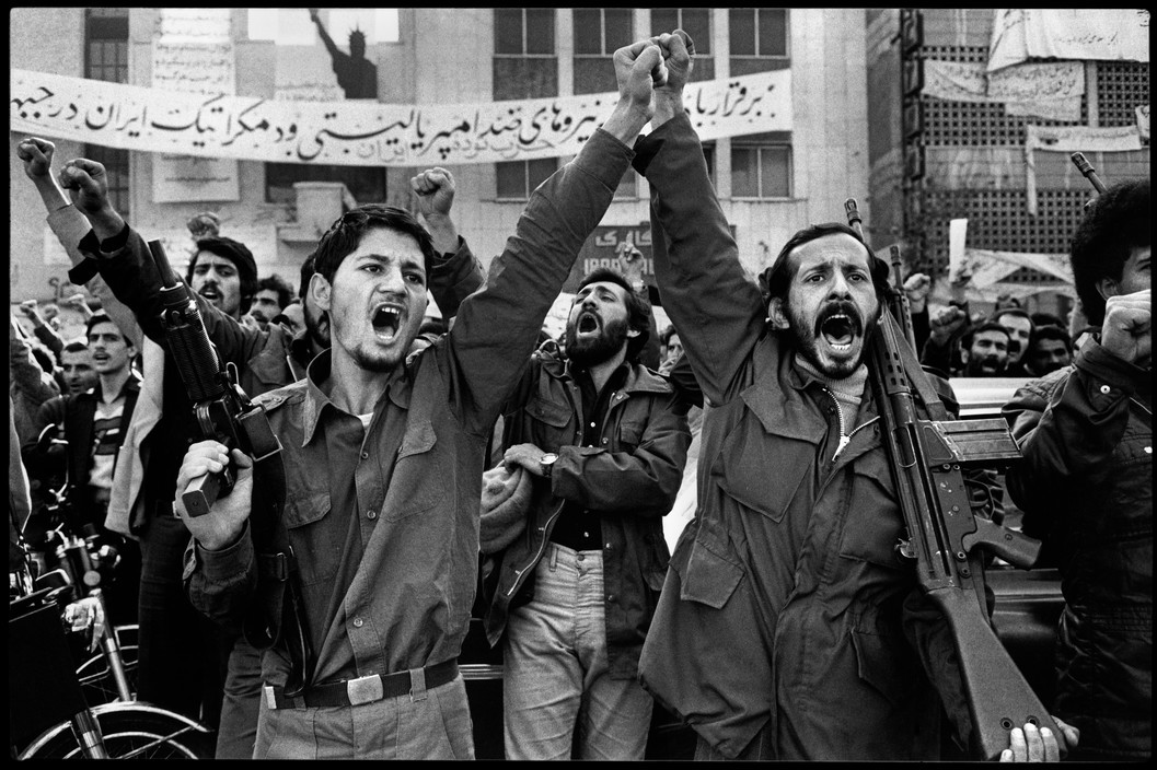 TheHoushidar's tweet photo. تهران، ایران، ۱۳۵۸. اعضای گروهی از افراد مسلح در مقابل سفارت ایالات متحده؛ جایی که دیپلمات‌ها به گروگان گرفته شده‌اند.

Photo © Abbas/Magnum Photos https://t.co/0lsF2R3QSF