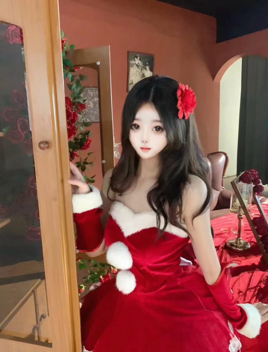 Vztgt's tweet photo. 我他妈傻逼吧当时搞这个特效发的朋友圈现在找不到这两张原图了。只剩下这个看一眼死三个道士的乐子照 https://t.co/HVear09bc4
