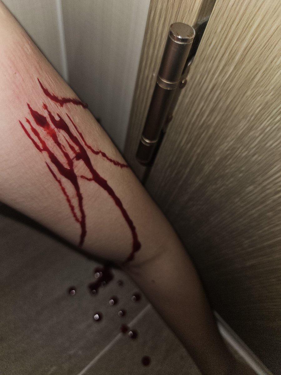 c37hv's tweet photo. ! NOT REAL !
IT IS A MAKEUP PRACTICE FOR HALLOWEEN !! 
#shtwtt  #shtwt  #shwtt  #sh  #sfxmakeup https://t.co/OsmNZz6y1Q